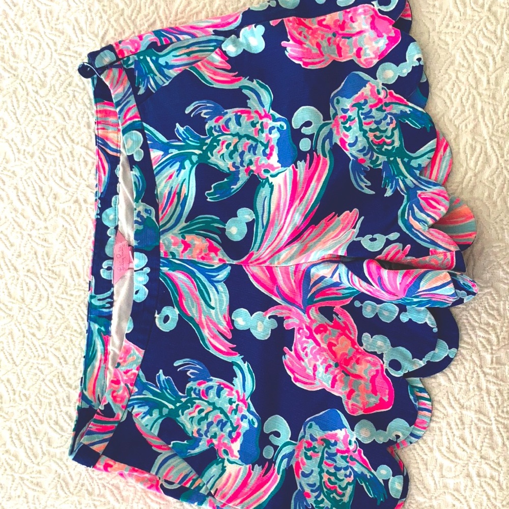 Lilly Pulitzer (fish design) scalloped leg shorts